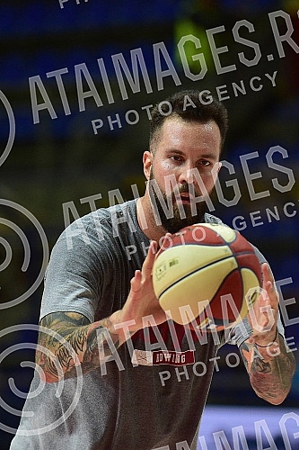 The match of the 1st round of the AdmiralBet Aba league between KK Crvena zvezda mts and KK MZT Skopje Aerodrom was played in the Aleksandar Nikolic hall.Utkamica 1. kola AdmiralBet Aba lige izmedju KK Crvena zvezda mts i KK MZT Skopje Aerodrom odi
