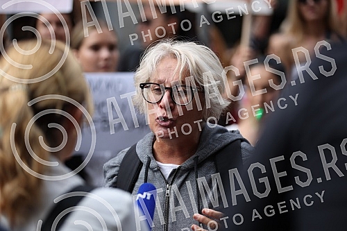 In front of the building where the editorial office of the daily Informer is located, a second protest was held in the organization of Women's Solidarity due to the publication of an interview with serial rapist Igor Milosevic.Ispred zgrade u kojoj
