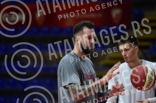 The match of the 1st round of the AdmiralBet Aba league between KK Crvena zvezda mts and KK MZT Skopje Aerodrom was played in the Aleksandar Nikolic hall.Utkamica 1. kola AdmiralBet Aba lige izmedju KK Crvena zvezda mts i KK MZT Skopje Aerodrom odi