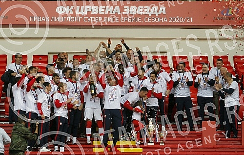 The traditional ceremony of awarding cups and medals intended for the winners of the Linglong Tire Super League of Serbia.Tradicionalna ceremonija dodele pehara i medalja namenjenih osvajacima Linglong Tire Super lige Srbije