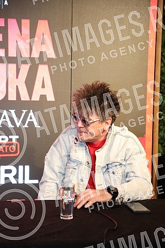 A press conference on the occasion of the announced second concert of the Red Apple group on April 15 in Kombank Hall was held at the Lisbon Club in Kombank Hall.Konferencija za medije povodom najavljenog drugog koncerta grupe Crvena jabuka  15. a