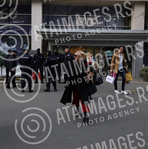 In front of the RTS building, where members of the organization Worthy of Serbia were earlier today, expressing alleged dissatisfaction with the work of RTS, forcibly entered the building of that media house in Takovska Street, there are police, but 