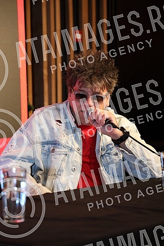 A press conference on the occasion of the announced second concert of the Red Apple group on April 15 in Kombank Hall was held at the Lisbon Club in Kombank Hall.Konferencija za medije povodom najavljenog drugog koncerta grupe Crvena jabuka  15. a