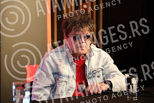 A press conference on the occasion of the announced second concert of the Red Apple group on April 15 in Kombank Hall was held at the Lisbon Club in Kombank Hall.Konferencija za medije povodom najavljenog drugog koncerta grupe Crvena jabuka  15. a