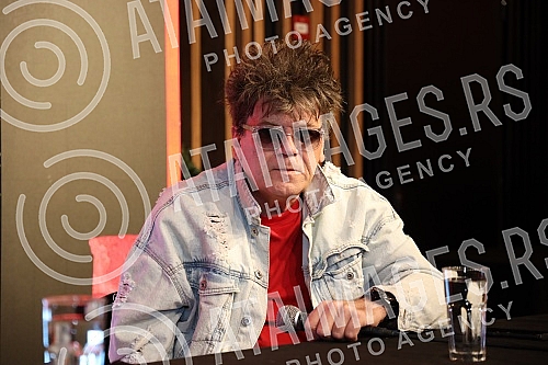 A press conference on the occasion of the announced second concert of the Red Apple group on April 15 in Kombank Hall was held at the Lisbon Club in Kombank Hall.Konferencija za medije povodom najavljenog drugog koncerta grupe Crvena jabuka  15. a