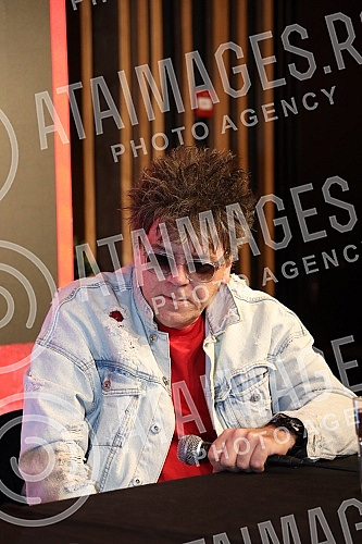 A press conference on the occasion of the announced second concert of the Red Apple group on April 15 in Kombank Hall was held at the Lisbon Club in Kombank Hall.Konferencija za medije povodom najavljenog drugog koncerta grupe Crvena jabuka  15. a