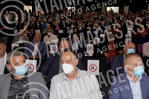 The Serbian Progressive Party is holding a session of the Main Board in Kombank Hall, at which it will be discussed about the united with the party of Aleksandar Sapic, the Serbian Patriotic Alliance, but also the problems within the party.Srpska n