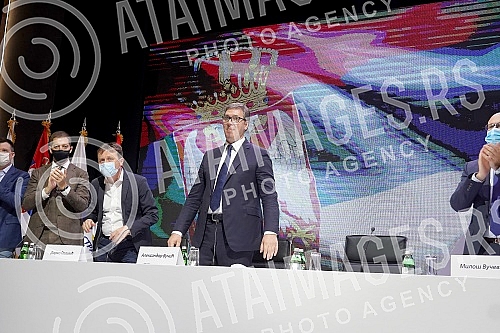 The Serbian Progressive Party is holding a session of the Main Board in Kombank Hall, at which it will be discussed about the united with the party of Aleksandar Sapic, the Serbian Patriotic Alliance, but also the problems within the party.Srpska n