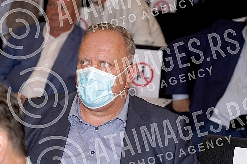 The Serbian Progressive Party is holding a session of the Main Board in Kombank Hall, at which it will be discussed about the united with the party of Aleksandar Sapic, the Serbian Patriotic Alliance, but also the problems within the party.Srpska n