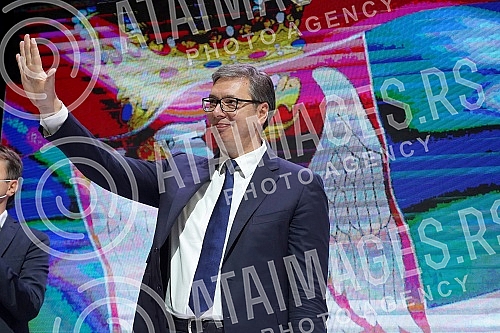 The Serbian Progressive Party is holding a session of the Main Board in Kombank Hall, at which it will be discussed about the united with the party of Aleksandar Sapic, the Serbian Patriotic Alliance, but also the problems within the party.Srpska n