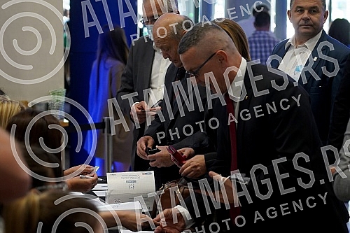 The Serbian Progressive Party is holding a session of the Main Board in Kombank Hall, at which it will be discussed about the united with the party of Aleksandar Sapic, the Serbian Patriotic Alliance, but also the problems within the party.Srpska n