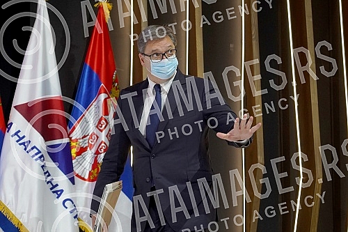 The Serbian Progressive Party is holding a session of the Main Board in Kombank Hall, at which it will be discussed about the united with the party of Aleksandar Sapic, the Serbian Patriotic Alliance, but also the problems within the party.Srpska n