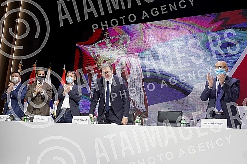 The Serbian Progressive Party is holding a session of the Main Board in Kombank Hall, at which it will be discussed about the united with the party of Aleksandar Sapic, the Serbian Patriotic Alliance, but also the problems within the party.Srpska n