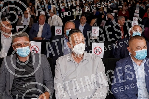 The Serbian Progressive Party is holding a session of the Main Board in Kombank Hall, at which it will be discussed about the united with the party of Aleksandar Sapic, the Serbian Patriotic Alliance, but also the problems within the party.Srpska n