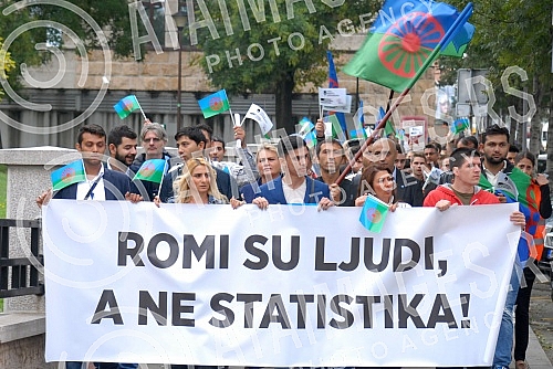 Pocetak jednodnevnog festivala romske kulture i aktivizma setnjom od zgrade Vlade Srbije do Mikser Hausa pod nazivom 