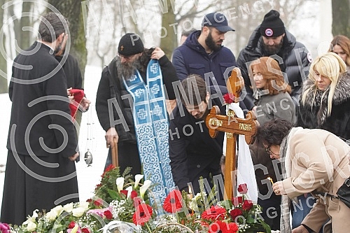 A memorial service on the occasion of the 40th day since the death of Marinko Rokvic was held at the Bezanijsko cemetery.Pomen povodom 40 dana od smrti Marinka Rokvica sluzen je na Bezanijskom groblju.