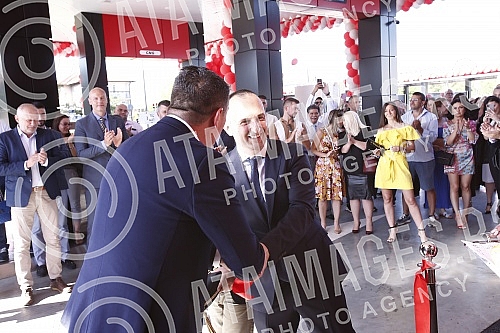 Posta Srbije and Knez Petrol have signed a business cooperation agreement that provides for the expansion of the postal network and services of Posta Srbije through the network of Knez Petrol gas stations.Posta Srbije i Knez petrol potpisali su ugo