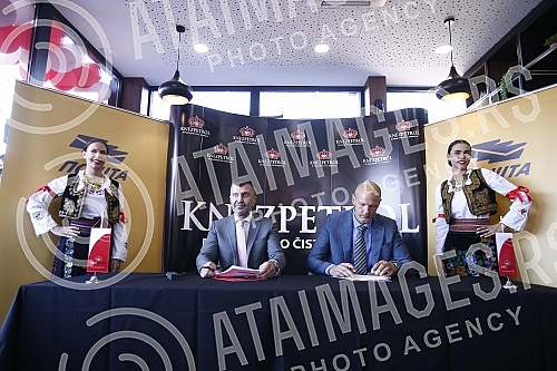 Posta Srbije and Knez Petrol have signed a business cooperation agreement that provides for the expansion of the postal network and services of Posta Srbije through the network of Knez Petrol gas stations.Posta Srbije i Knez petrol potpisali su ugo