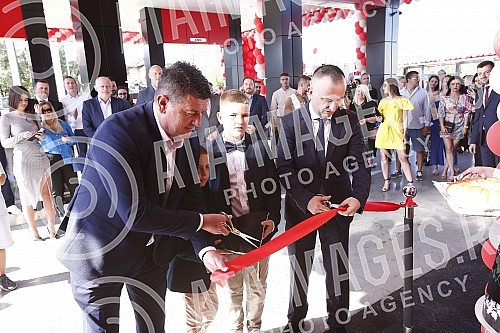 Posta Srbije and Knez Petrol have signed a business cooperation agreement that provides for the expansion of the postal network and services of Posta Srbije through the network of Knez Petrol gas stations.Posta Srbije i Knez petrol potpisali su ugo