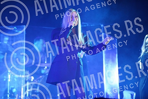 Belgian pop singer Lara Fabian held her first concert in Serbia on the stage of the Stark Arena in the form of a cross section of the biggest hits of her career.Belgijska pop pevacica Lara Fabian odrzala je svoj prvi koncert u Srbiji na sceni Stark