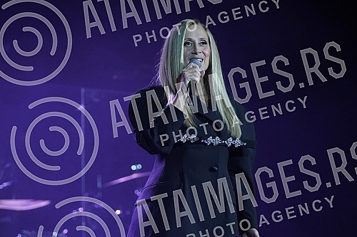 Belgian pop singer Lara Fabian held her first concert in Serbia on the stage of the Stark Arena in the form of a cross section of the biggest hits of her career.Belgijska pop pevacica Lara Fabian odrzala je svoj prvi koncert u Srbiji na sceni Stark