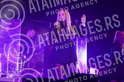 Belgian pop singer Lara Fabian held her first concert in Serbia on the stage of the Stark Arena in the form of a cross section of the biggest hits of her career.Belgijska pop pevacica Lara Fabian odrzala je svoj prvi koncert u Srbiji na sceni Stark