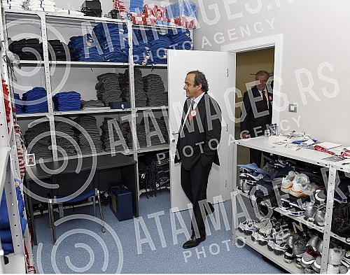 The house of football in Stara Pazova was opened in the presence of the highest officials of the world and european federation. Kuca fudbala u Staroj Pazovi otvorena je uz prisustvo najvisih zvanicnika svetske i evropske federacije.