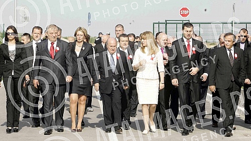 The house of football in Stara Pazova was opened in the presence of the highest officials of the world and european federation. Kuca fudbala u Staroj Pazovi otvorena je uz prisustvo najvisih zvanicnika svetske i evropske federacije.