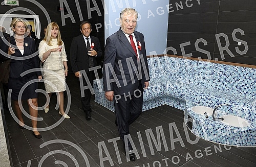 The house of football in Stara Pazova was opened in the presence of the highest officials of the world and european federation. Kuca fudbala u Staroj Pazovi otvorena je uz prisustvo najvisih zvanicnika svetske i evropske federacije.