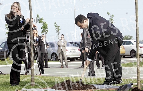 The house of football in Stara Pazova was opened in the presence of the highest officials of the world and european federation. Kuca fudbala u Staroj Pazovi otvorena je uz prisustvo najvisih zvanicnika svetske i evropske federacije.