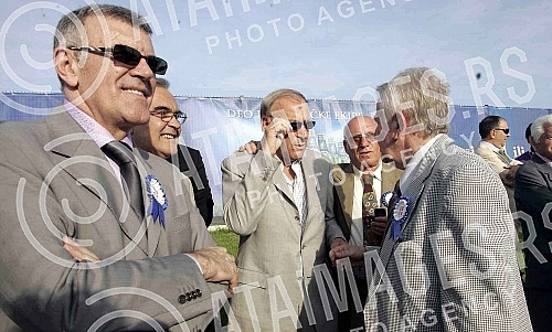 The house of football in Stara Pazova was opened in the presence of the highest officials of the world and european federation. Kuca fudbala u Staroj Pazovi otvorena je uz prisustvo najvisih zvanicnika svetske i evropske federacije.