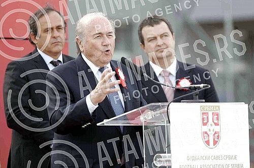 The house of football in Stara Pazova was opened in the presence of the highest officials of the world and european federation. Kuca fudbala u Staroj Pazovi otvorena je uz prisustvo najvisih zvanicnika svetske i evropske federacije.