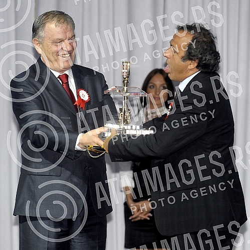 The house of football in Stara Pazova was opened in the presence of the highest officials of the world and european federation. Kuca fudbala u Staroj Pazovi otvorena je uz prisustvo najvisih zvanicnika svetske i evropske federacije.