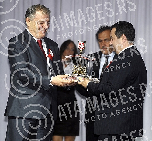 The house of football in Stara Pazova was opened in the presence of the highest officials of the world and european federation. Kuca fudbala u Staroj Pazovi otvorena je uz prisustvo najvisih zvanicnika svetske i evropske federacije.