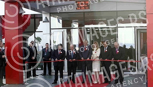 The house of football in Stara Pazova was opened in the presence of the highest officials of the world and european federation. Kuca fudbala u Staroj Pazovi otvorena je uz prisustvo najvisih zvanicnika svetske i evropske federacije.