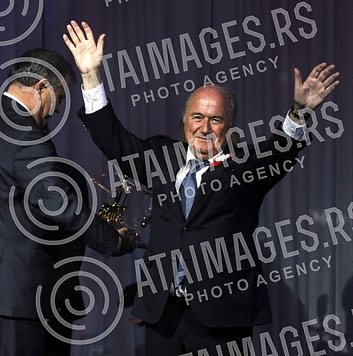 The house of football in Stara Pazova was opened in the presence of the highest officials of the world and european federation. Kuca fudbala u Staroj Pazovi otvorena je uz prisustvo najvisih zvanicnika svetske i evropske federacije.