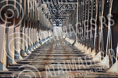 The old railway bridge is awaiting the results of examinations by experts from the Faculty of Civil Engineering and the resolution of the question of whether there will be a new tram bridge.Stari zeleznicki most ceka rezultate ispitivanja strucnjak