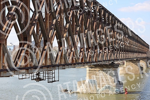 The old railway bridge is awaiting the results of examinations by experts from the Faculty of Civil Engineering and the resolution of the question of whether there will be a new tram bridge.Stari zeleznicki most ceka rezultate ispitivanja strucnjak