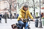 Olivera Balasevic in a relaxed bike ride in the city center.Olivera Balasevic u opustenoj voznji na biciklu u centru grada.