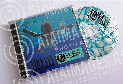 Cover and CD Nevermind, the second studio album of the American music group Nirvana, released on September 24, 1991 by Geffen Records.Omot i CD-a Nevermind, drugog studijskog albuma americke muzicke grupe Nirvana, objavljenog 24. septembra 1991. u