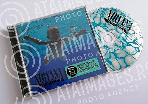 Cover and CD Nevermind, the second studio album of the American music group Nirvana, released on September 24, 1991 by Geffen Records.Omot i CD-a Nevermind, drugog studijskog albuma americke muzicke grupe Nirvana, objavljenog 24. septembra 1991. u