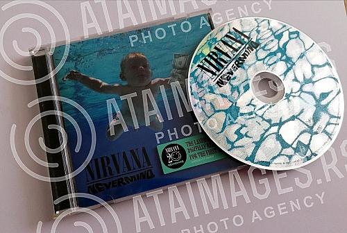Cover and CD Nevermind, the second studio album of the American music group Nirvana, released on September 24, 1991 by Geffen Records.Omot i CD-a Nevermind, drugog studijskog albuma americke muzicke grupe Nirvana, objavljenog 24. septembra 1991. u
