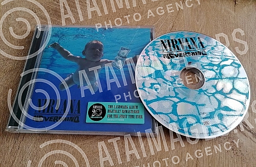 Cover and CD Nevermind, the second studio album of the American music group Nirvana, released on September 24, 1991 by Geffen Records.Omot i CD-a Nevermind, drugog studijskog albuma americke muzicke grupe Nirvana, objavljenog 24. septembra 1991. u