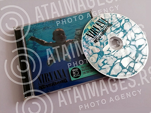 Cover and CD Nevermind, the second studio album of the American music group Nirvana, released on September 24, 1991 by Geffen Records.Omot i CD-a Nevermind, drugog studijskog albuma americke muzicke grupe Nirvana, objavljenog 24. septembra 1991. u