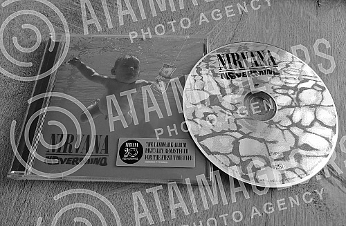 Cover and CD Nevermind, the second studio album of the American music group Nirvana, released on September 24, 1991 by Geffen Records.Omot i CD-a Nevermind, drugog studijskog albuma americke muzicke grupe Nirvana, objavljenog 24. septembra 1991. u