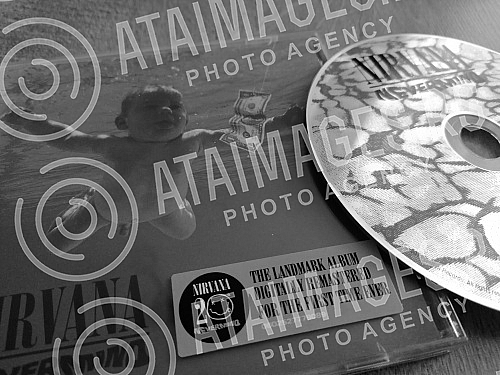 Cover and CD Nevermind, the second studio album of the American music group Nirvana, released on September 24, 1991 by Geffen Records.Omot i CD-a Nevermind, drugog studijskog albuma americke muzicke grupe Nirvana, objavljenog 24. septembra 1991. u