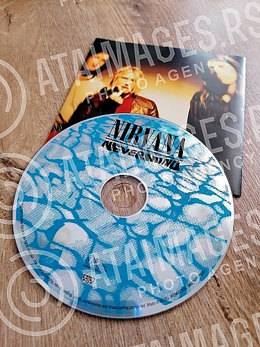 Cover and CD Nevermind, the second studio album of the American music group Nirvana, released on September 24, 1991 by Geffen Records.Omot i CD-a Nevermind, drugog studijskog albuma americke muzicke grupe Nirvana, objavljenog 24. septembra 1991. u