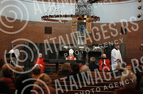 On Good Friday, Monsignor Stanislav Hocevar, Belgrade's archbishop and metropolitan, led the Good Friday rites in the church of St. Anthony.Monsinjor Stanislav Hocevar, beogradski nadbiskup i metropolit, na Veliki petak, predvodio je obrede Velikog