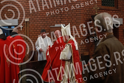 On Good Friday, Monsignor Stanislav Hocevar, Belgrade's archbishop and metropolitan, led the Good Friday rites in the church of St. Anthony.Monsinjor Stanislav Hocevar, beogradski nadbiskup i metropolit, na Veliki petak, predvodio je obrede Velikog
