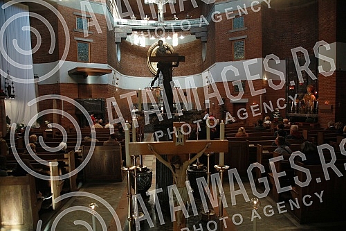 On Good Friday, Monsignor Stanislav Hocevar, Belgrade's archbishop and metropolitan, led the Good Friday rites in the church of St. Anthony.Monsinjor Stanislav Hocevar, beogradski nadbiskup i metropolit, na Veliki petak, predvodio je obrede Velikog